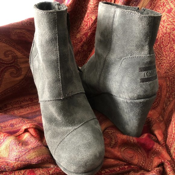 TOMS GREY SUEDE WEDGE HEEL BOOTIES SZ 7.5 - Picture 3 of 10